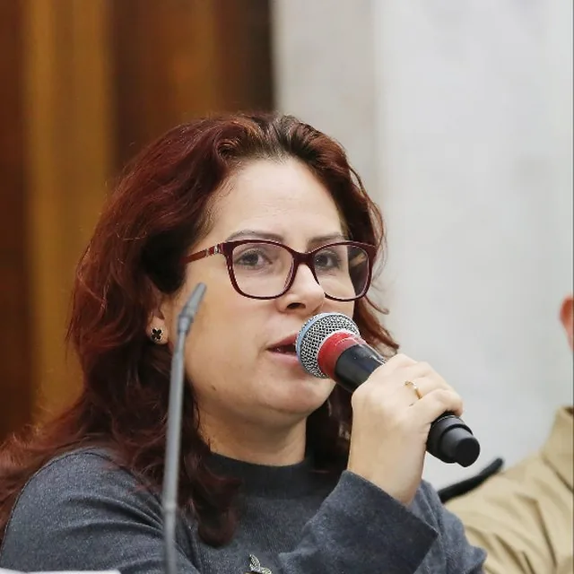 Adriane Beatriz Silva, presidente do SINDETRAN/PR, falando ao microfone durante audiência