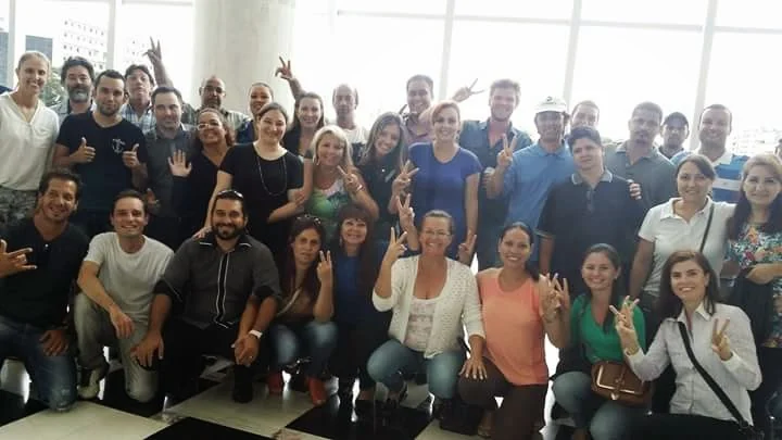 Servidores do Detran-PR reunidos em Curitiba no dia em que a greve de 2015 foi encerrada, muitos fazendo sinal de vitória com as mãos